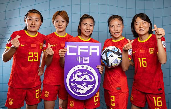 ”争议与共鸣 在真实与艺术间的平衡尽管《F1:狂飙飞车》以真实为卖点,但部分观众指出人物塑造单薄、情感共鸣不足的短板。