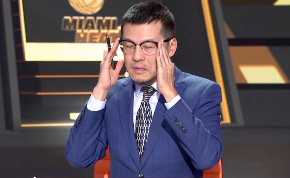而在《过家家》中,成龙彻底撕掉了坚持数十年的动作标签,饰演了一位彻底失败且脆弱的普通老人任爹,完成了一次令人惊艳的颠覆性表演。