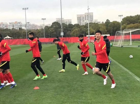 CCTV6 VIP影院 全部 电影 电视剧 影人 视频 图片 新闻 更新时间 所有 1小时内 今日内 1周内 1个月内 从资讯频道搜索 结果 93187 条 《困在心绪里的儿子》曝预告 狼叔帮儿子对抗抑郁 2022-09-20 近日,佛罗莱恩·泽勒执导的“家庭三部曲”第二部《困在心绪里的儿子》发布中字版预告,改编自佛罗莱恩·泽勒创作的同名戏剧,由《困在时间里的父亲》编剧克里斯托弗·汉普顿与佛罗莱恩·泽勒共同操刀剧本,休·杰 《困在心绪里的儿子》伦敦开机 休·杰克曼演父亲 2021-08-18 近日,《困在时间里的父亲》导演佛罗莱恩·泽勒执导的“家庭三部曲”第二部《困在心绪里的儿子》在英国伦敦开机,影片由休·杰克曼、劳拉·邓恩、凡妮莎·柯比主演,上映时间待定。